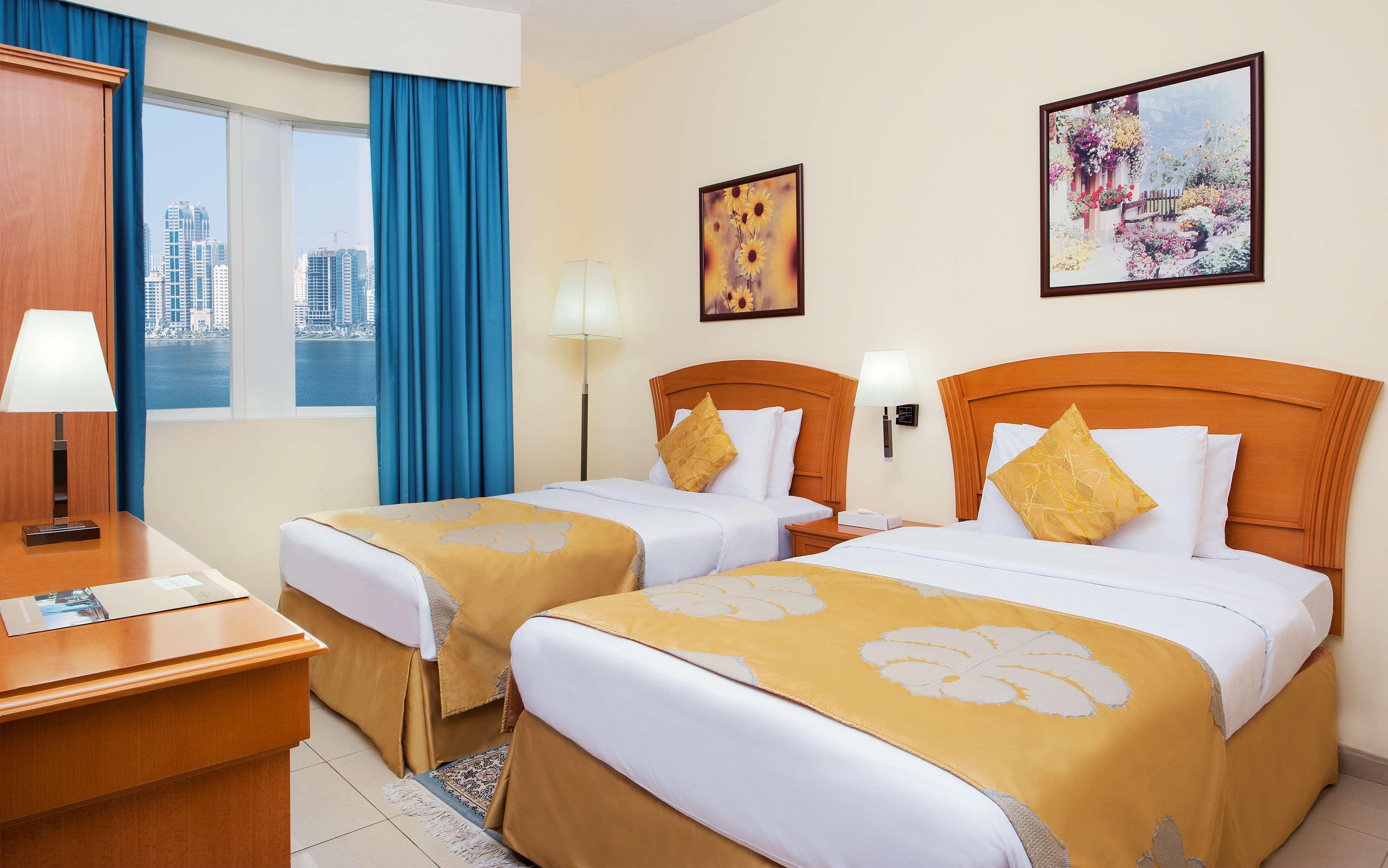 Апарт отель Golden Tulip Шарджа Экстерьер фото