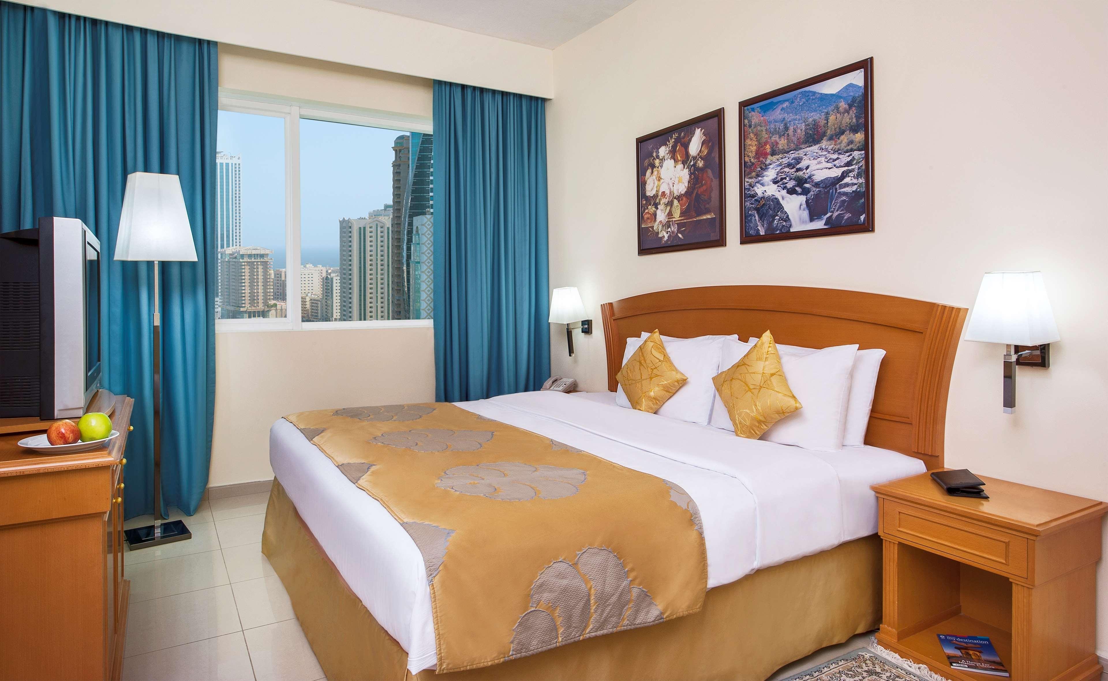 Апарт отель Golden Tulip Шарджа Экстерьер фото