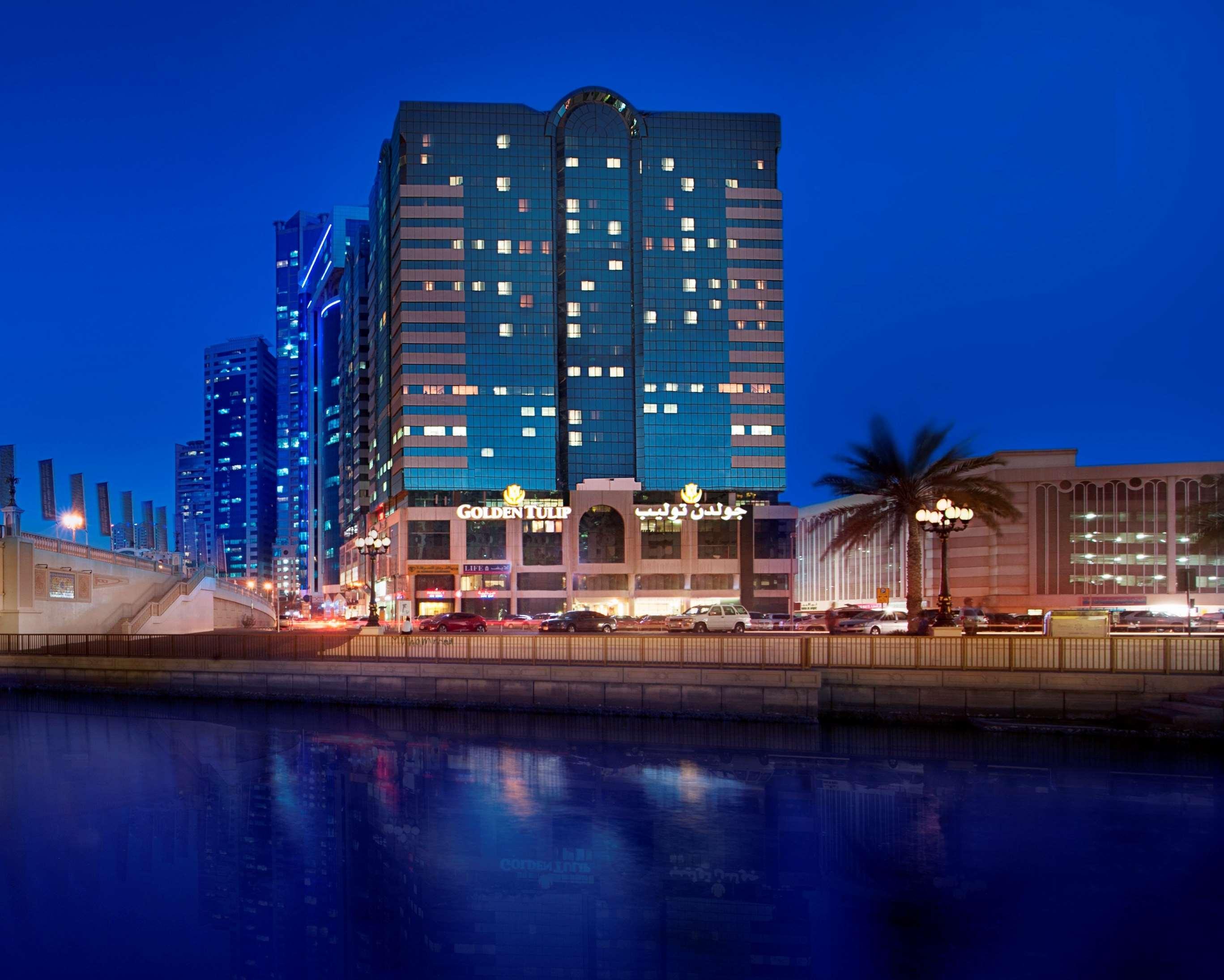 Апарт отель Golden Tulip Шарджа Экстерьер фото