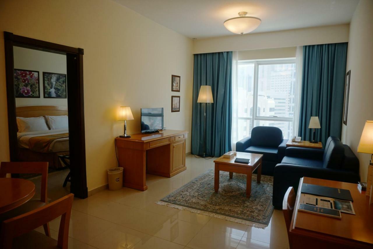 Апарт отель Golden Tulip Шарджа Экстерьер фото